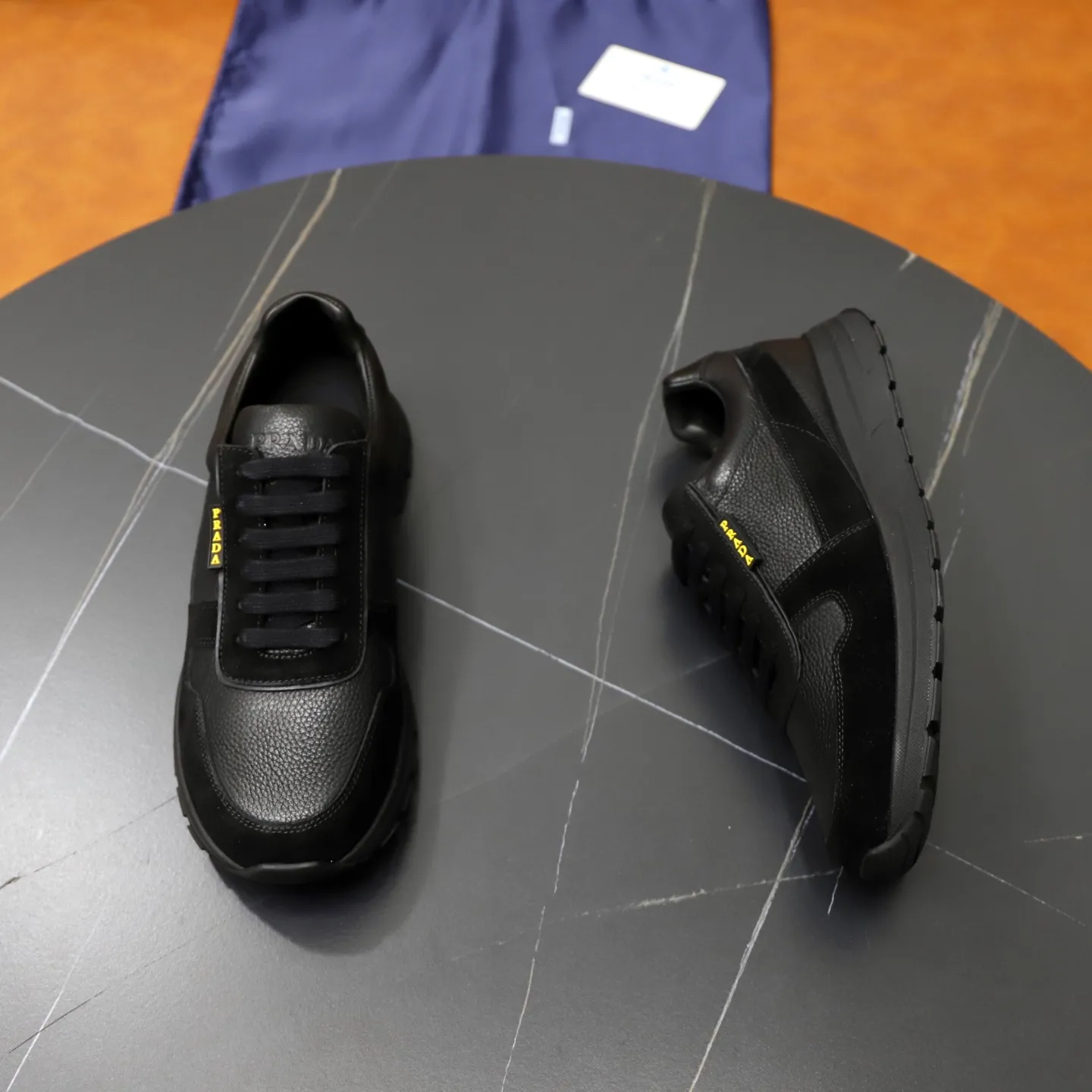 Factory price: 740💰Top original order Brand: PRADA (Prada) Standard code: Men's size 38/44 (45 can be customized) Grade: Same as the official website Material: Original cowhide stitching imported cowhide lining Original combination two-color wear-resistant soft outsole Style category: Leisure and sports version Young fashion European and American trend British style Color: Real picture color